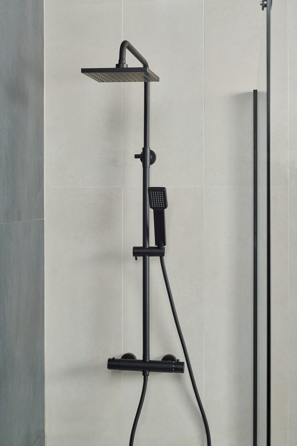 GENOVA BLACK TUŠ SET S TERM. MIJEŠALICOM - Slika 2