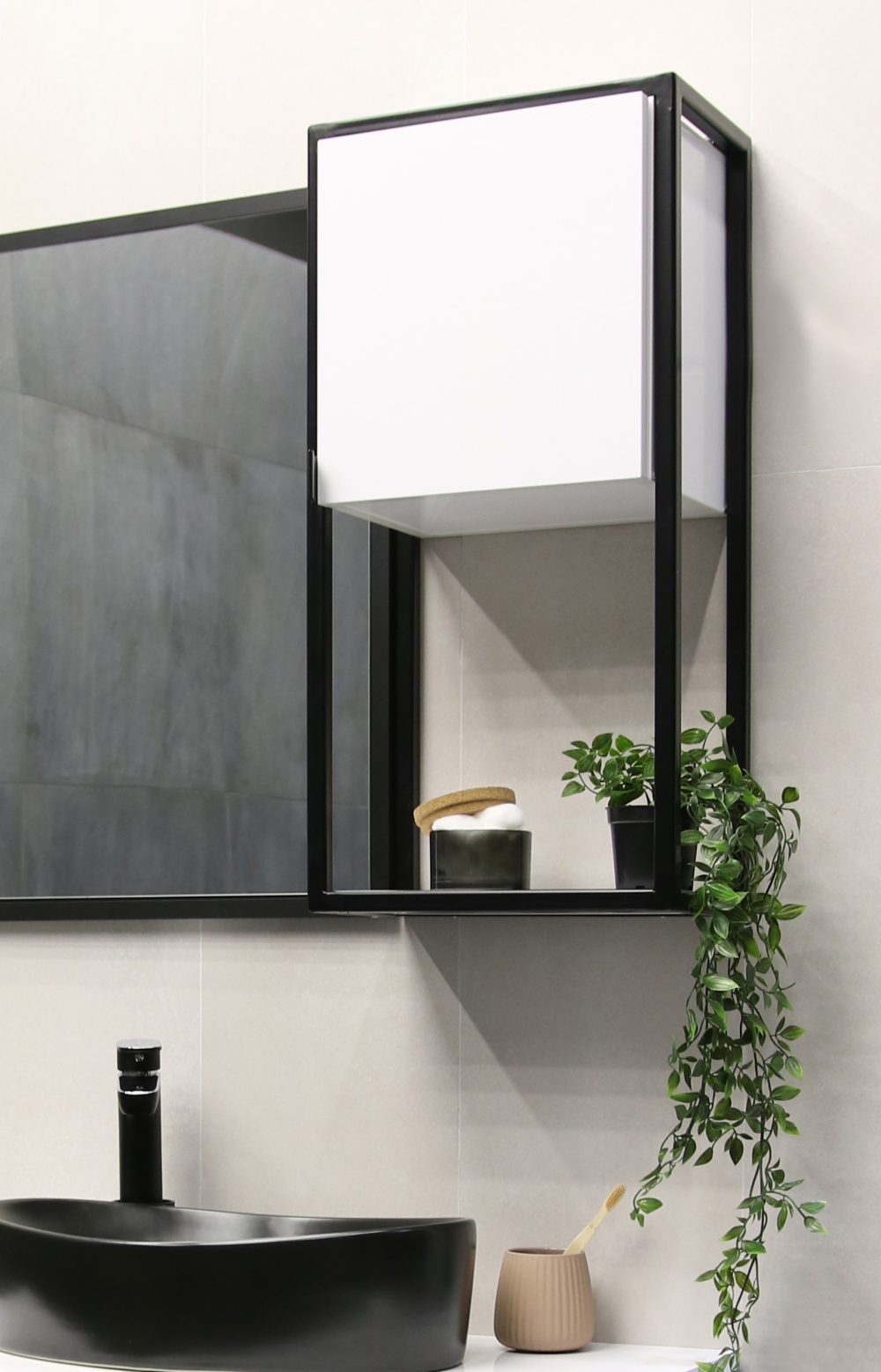 RIDDLE NEW BOČNI KUPAONSKI ORMARIĆ BIJELI SJAJ - Slika 2