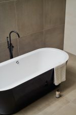 ESSENCE 185 SAMOSTOJEĆA KADA BLACK GLOSS 185x80x60 cm - Slika 2